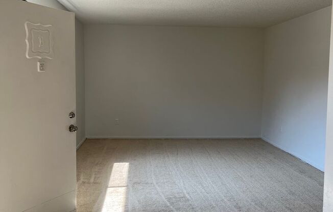 2 beds, 1 bath, $1,975, Unit B