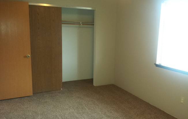 2 beds, 1 bath, 915 sqft, $1,300, Unit D