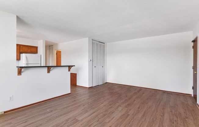 2 beds, 1 bath, $1,395, Unit 101