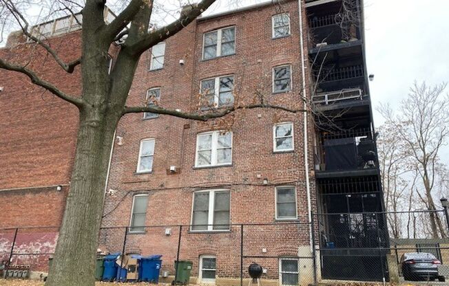 Mt Vernon Triangle Spacious 2 Bed 2.5 Bath w/ Home Office-Den, 2 Fireplaces, & Balcony