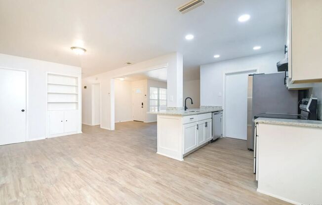 Modern 4-Bedroom House Near Leon Valley