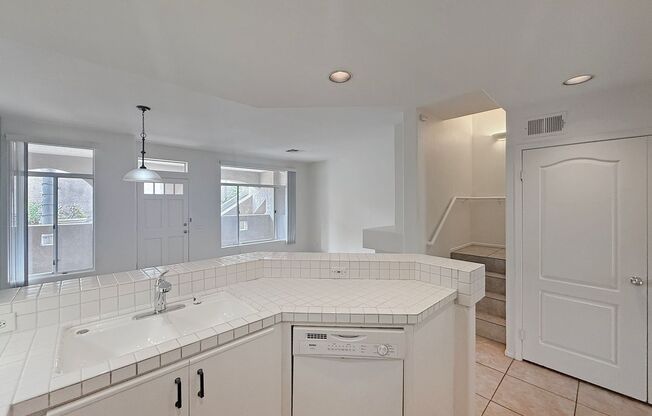 Beautiful 2B/2.5BA in The Elysian Complex! Washer/Dryer & Garage!