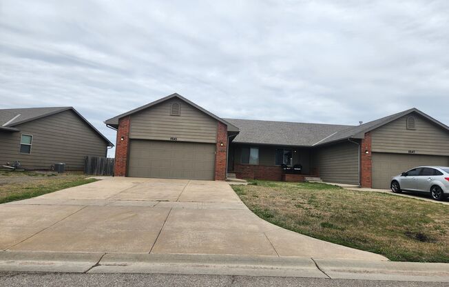 $1,795 - 4 bedroom / 3 bathrooms - Beautiful and Large Home!