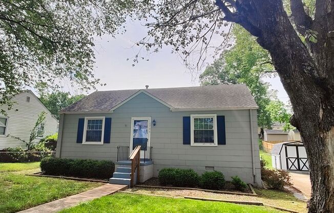 3 BR / 1 BA Cozy Cape in West End