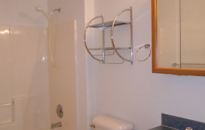 2 beds, 1 bath, $1,900