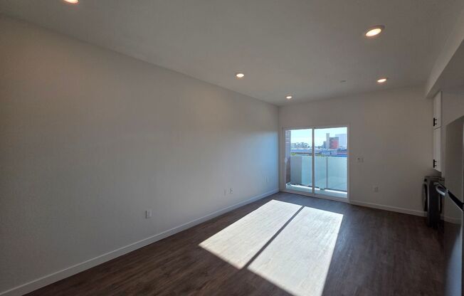 Studio, 1 bath, 327 sqft, $1,805, Unit 403