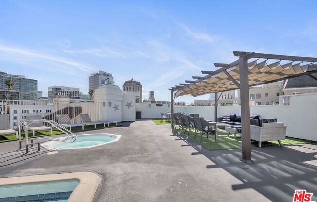 2 beds, 2 baths, 942 sqft, $559,900, Unit 135