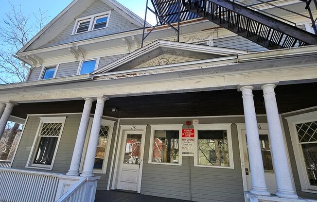 3 beds, 1 bath, $2,100, Unit 118-3