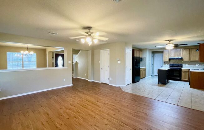 BEAUTIFUL 4 BR/2BTH HOUSE LOCATED IN CIBOLO AVAILABLE NOW!!