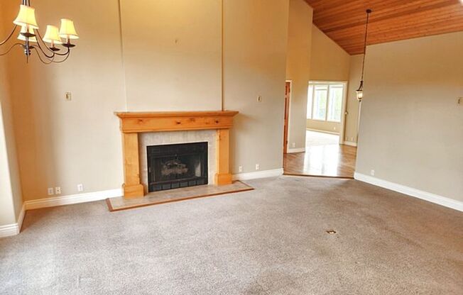 Large Private Luxury Home in Pinebrook  Estates