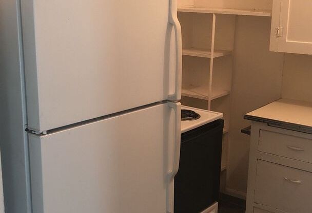 2 beds, 1 bath, $810, Unit G-2