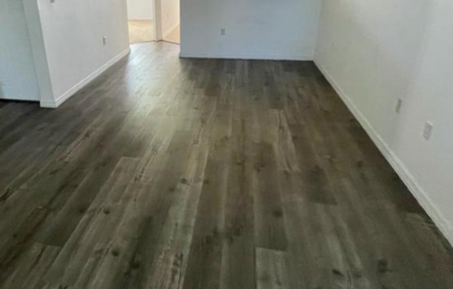 Live in this spacious 2 bedrooms, 2 full bathrooms unit in The Courts at Bayshore II