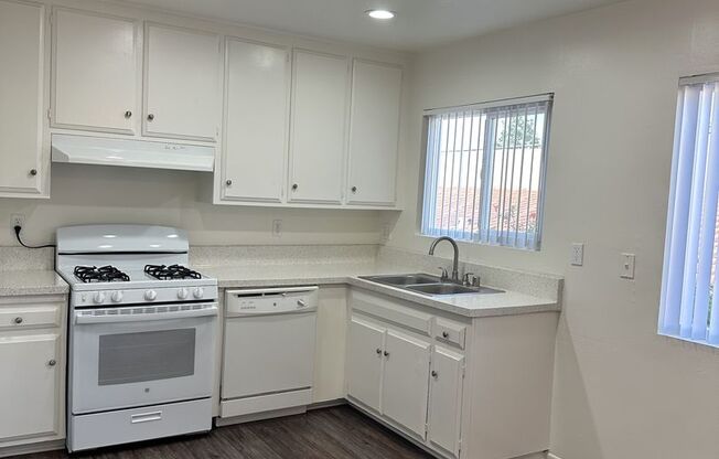 2 beds, 1 bath, 930 sqft, $2,430, Unit 38