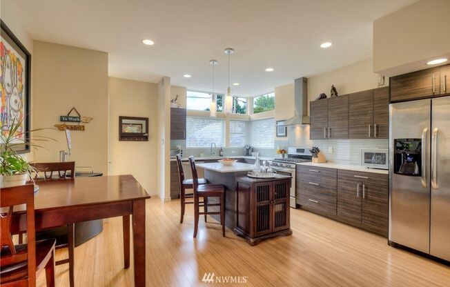 LIKE NEW LUXURY GENESEE PARK TOWNHOME AVAILABLE AUGUST 10TH!