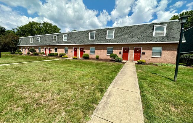 2 BR Townhouse in Zelienople - Updated Kitchen with Quartz Counter-tops!