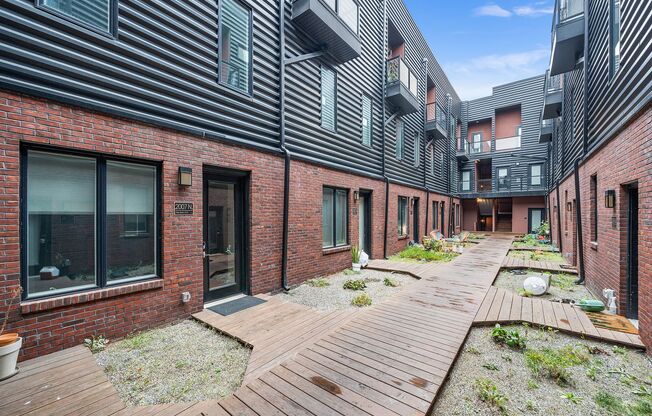 4 Bed 3.5 Bath Townhomes 2176 sqft
