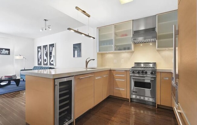 462 W 58 ST