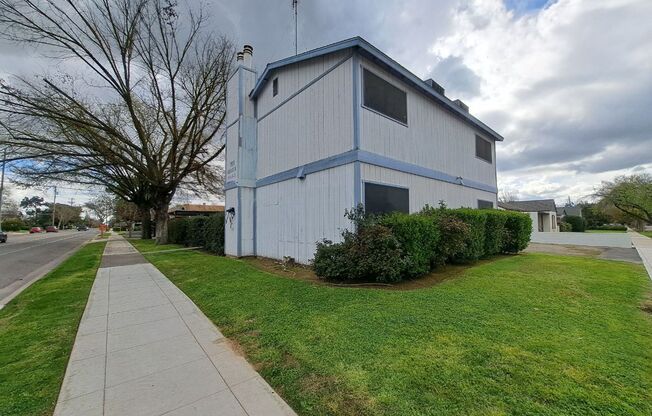 2 Bedroom Upstairs Apartment Near Clinton & Wishon!