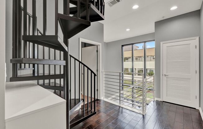 Luxury 2 Bedroom 2.5 Bath Townhome In Downtown Orlando
