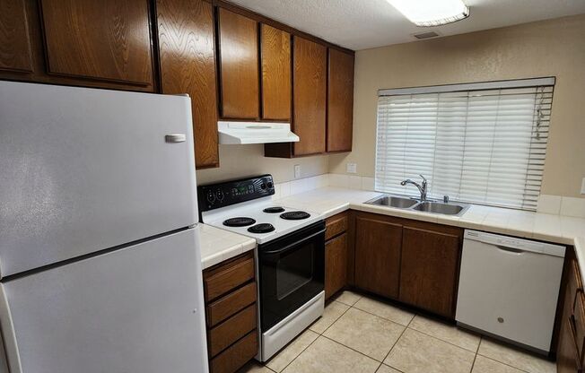 4 BD/2.5 BA Two Story Townhouse in Timberlane HOA