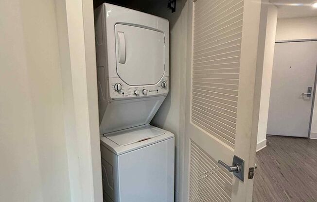 2022 W Sunset Boulevard