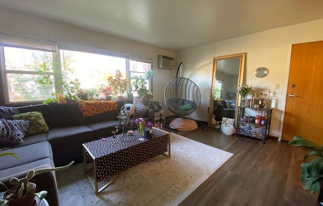 2 beds, 1 bath, $1,250, Unit #08