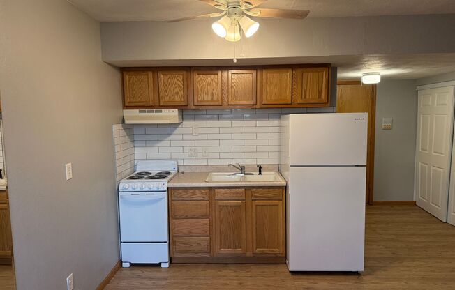 Studio, 1 bath, 350 sqft, $1,050, Unit Unit B5