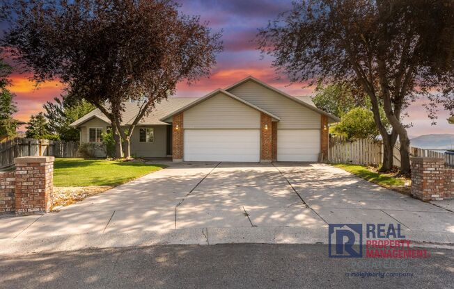 Beautiful 4 bed 2 1/2 bath - 3 car garage