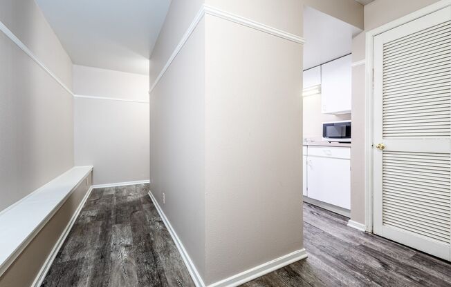 2 beds, 1 bath, 825 sqft, $959, Unit 3819 Jones St #104