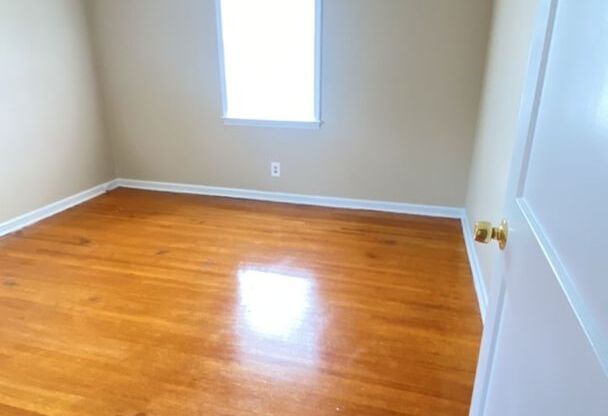 4 Success Realty is now offering this 3 bedroom and 1 bath home. This also offer a dinning room large kitchen. This home also has a carport. Call us for your private showing.