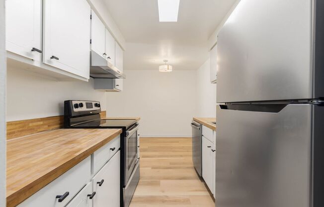 1 Bedroom 1 Bath Condo in Kirkland, new flooring plus great amenities!