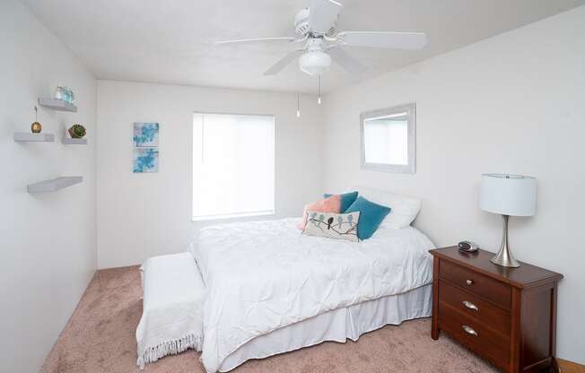 Bedroom With Expansive Windows at Kuder Estates Apartments, MRD Conventional, Warsaw, IN