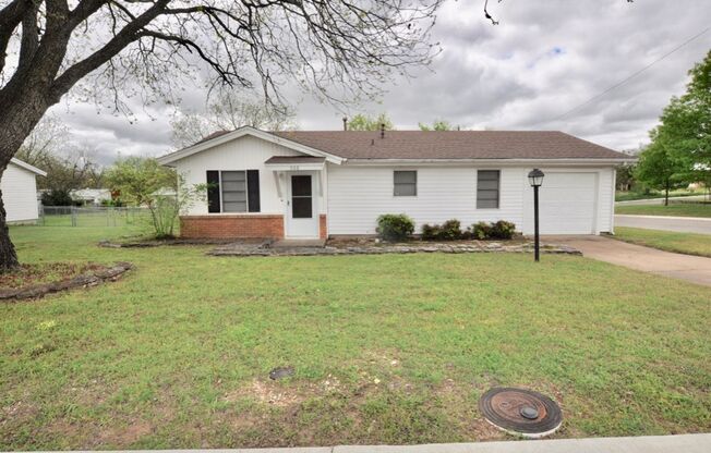 FOR LEASE! Cute 3 BR - 1 BA Frame Home with a 1 Car Garage on a Corner Lot in Weatherford.