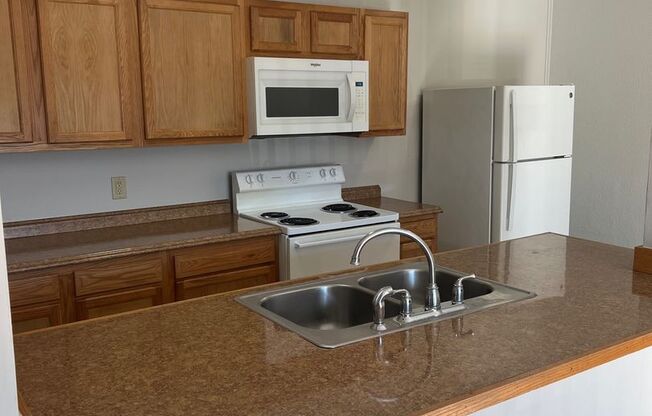 2 beds, 1 bath, 693 sqft, $750, Unit R5