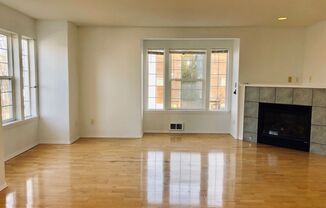 Light Filled Townhome - A Commuters Dream