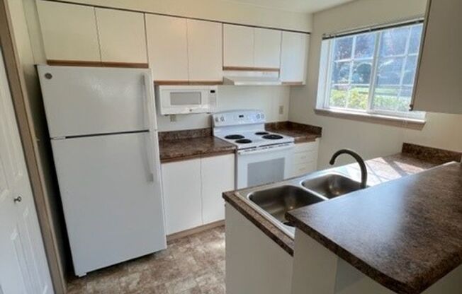 2 beds, 1 bath, 915 sqft, $1,635, Unit 411