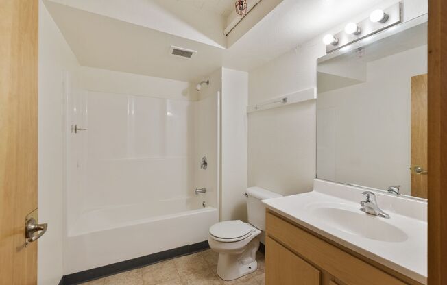 2 beds, 1 bath, 800 sqft, $1,300, Unit 14
