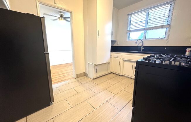 Top Floor Hollywood 1Bed/1Bath Walking Distance to Hollywood Bowl!