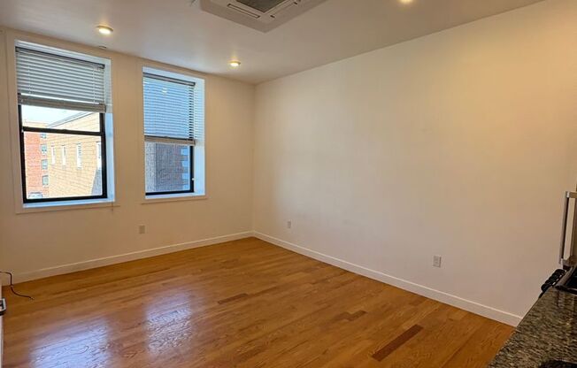 2 beds, 1 bath, 9,999 sqft, $2,250, Unit 64-201