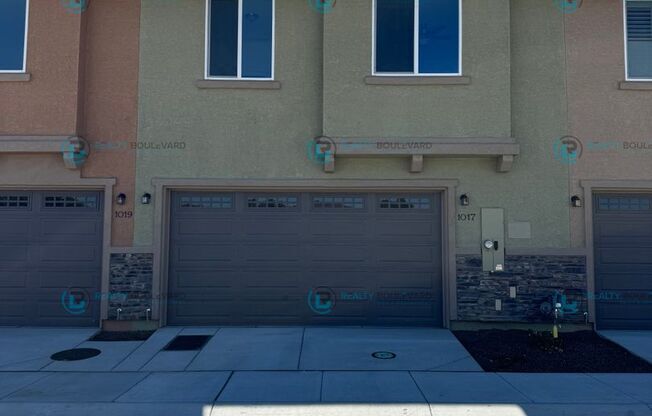 Luxury and Convenience: Fully Equipped 3-Bedroom 2.5 Bathroom 2 car garage Condo in Carson City