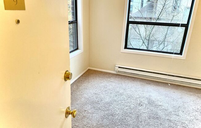 Studio, 1 bath, 400 sqft, $1,295, Unit 09