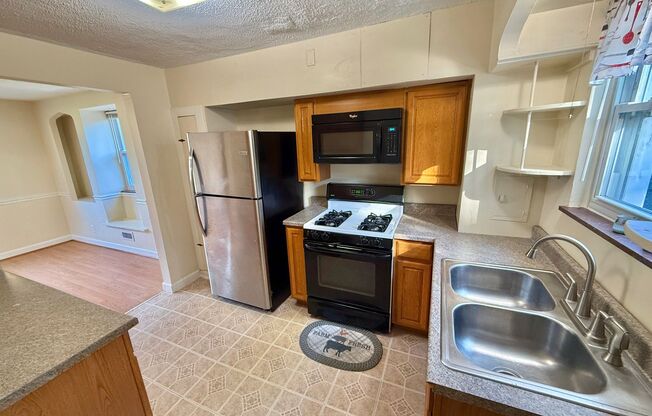 3 beds, 1 bath, $1,550