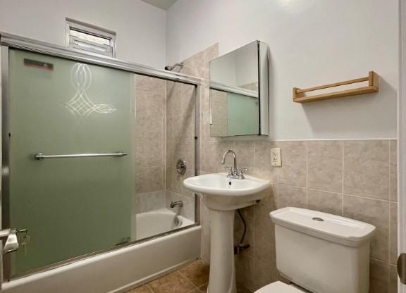 3 beds, 1 bath, 1,100 sqft, $3,200, Unit 2