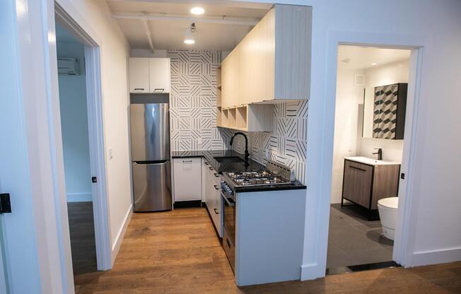 323 E 19 ST