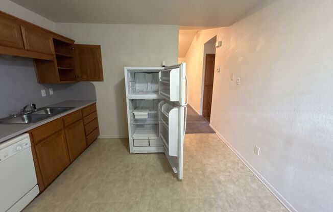 2 beds, 1 bath, $699, Unit 601 Main St N. Unit I