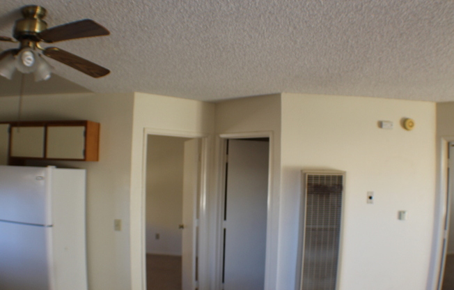 2 beds, 1 bath, 975 sqft, $950, Unit Unit 4