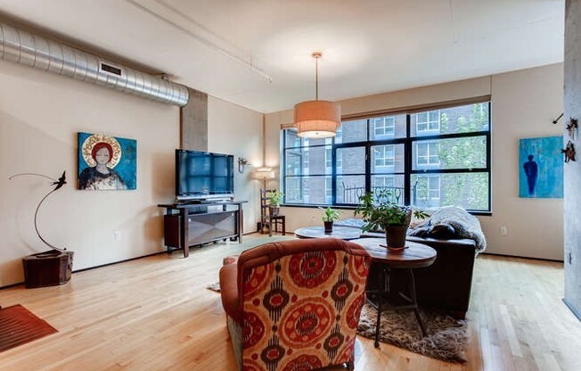Elizabeth Lofts - FURNISHED Pearl District studio condo w/parking/concierge/most utilities