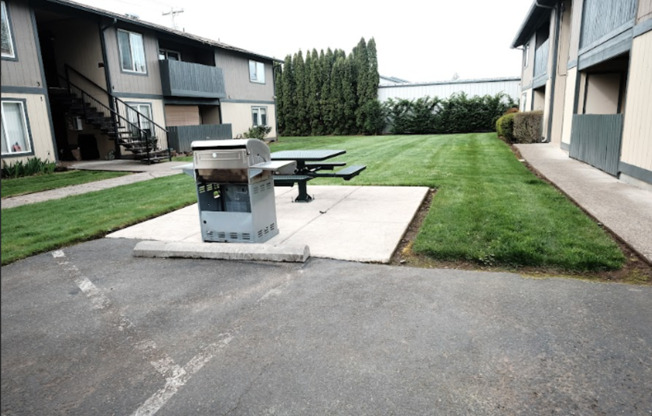 Cedars in Sweethome ** Walk in Closets, on site laundry in a lovely Community