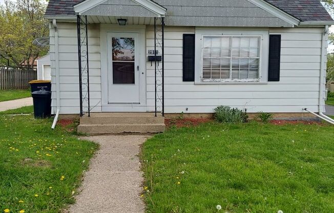 Beautiful Spacious Upgraded 2 Bedroom + Den  Home in West Allis