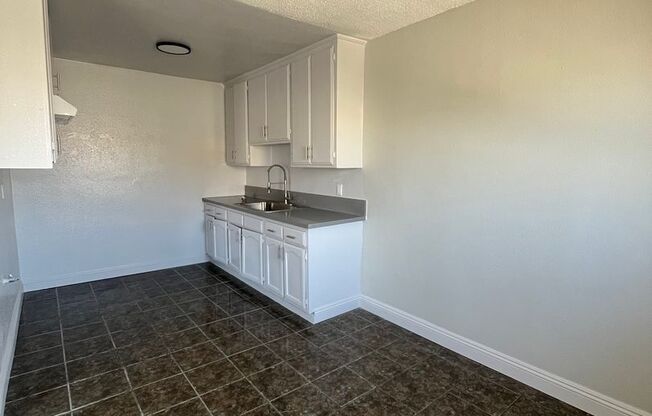 2 beds, 1 bath, $2,550, Unit 06